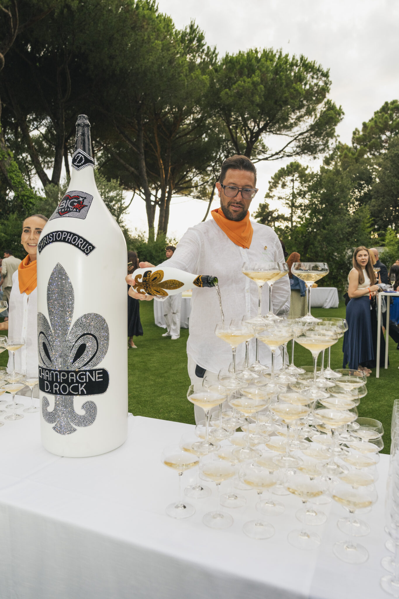 A Golden Night in Forte dei Marmi. Gala Stravagante by Big Art Festival at Villa Alpebella featuring incredible Will Smith and Matteo Bocelli. 20 A Golden Night in Forte dei Marmi. Gala Stravagante by Big Art Festival at Villa Alpebella featuring incredible Will Smith and Matteo Bocelli.