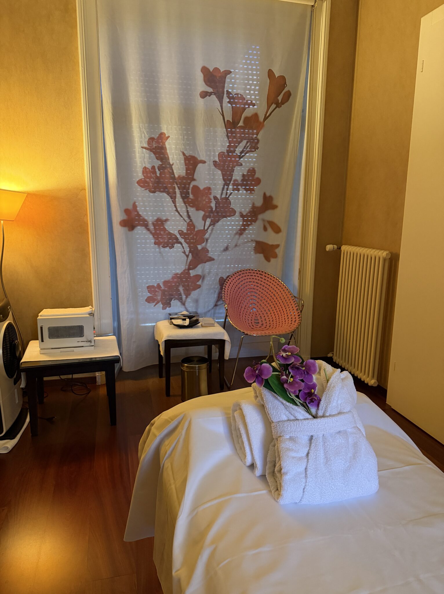 Hotel des Trois Couronnes in Vevey – A Timeless & Luxurious Palace on the Shores of Lake Geneva | Review by Swiss Influencer Bella Zofia | The #1 Hotel in Vevey. 36 Nestled on the Swiss Riviera in Vevey, Hôtel des Trois Couronnes represents a blend of heritage, luxury, and serenity. Facing the shimmering waters of Lake Geneva with the Alps towering beyond, it offers guests more than just a place to stay—it offers an experience steeped in culture, elegance, and personalised comfort. I stayed in the hotel with my husband, and I wanted to focus on a wellness stay, filled with spa time, massages and rejuvenating time by the lake. It turned out that it was the perfect location for this style getaway. A place that is tranquil, yet elegant, beautiful and with this beautiful Palace aura.