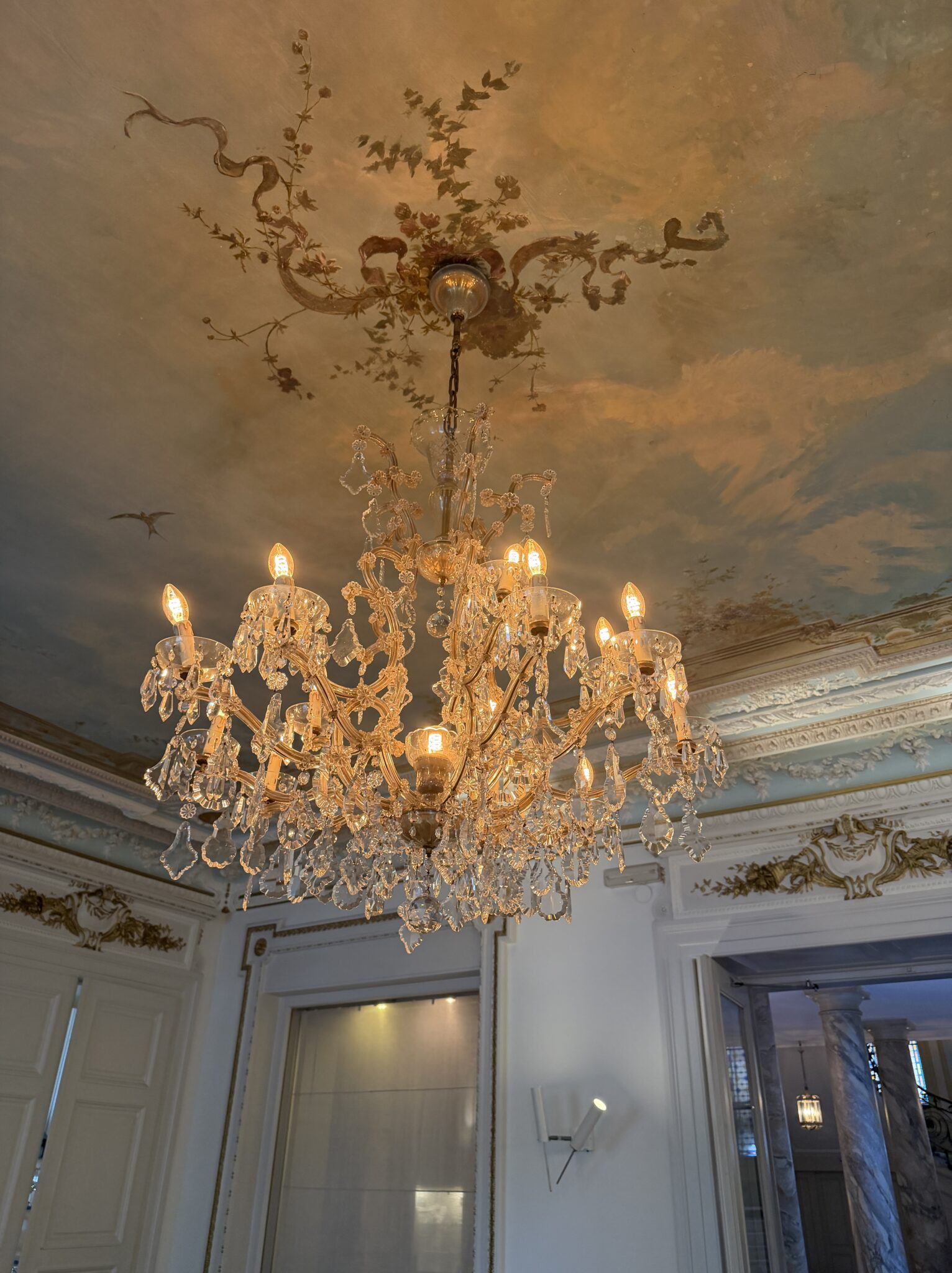Hotel des Trois Couronnes in Vevey – A Timeless & Luxurious Palace on the Shores of Lake Geneva | Review by Swiss Influencer Bella Zofia | The #1 Hotel in Vevey. 5 Nestled on the Swiss Riviera in Vevey, Hôtel des Trois Couronnes represents a blend of heritage, luxury, and serenity. Facing the shimmering waters of Lake Geneva with the Alps towering beyond, it offers guests more than just a place to stay—it offers an experience steeped in culture, elegance, and personalised comfort. I stayed in the hotel with my husband, and I wanted to focus on a wellness stay, filled with spa time, massages and rejuvenating time by the lake. It turned out that it was the perfect location for this style getaway. A place that is tranquil, yet elegant, beautiful and with this beautiful Palace aura.