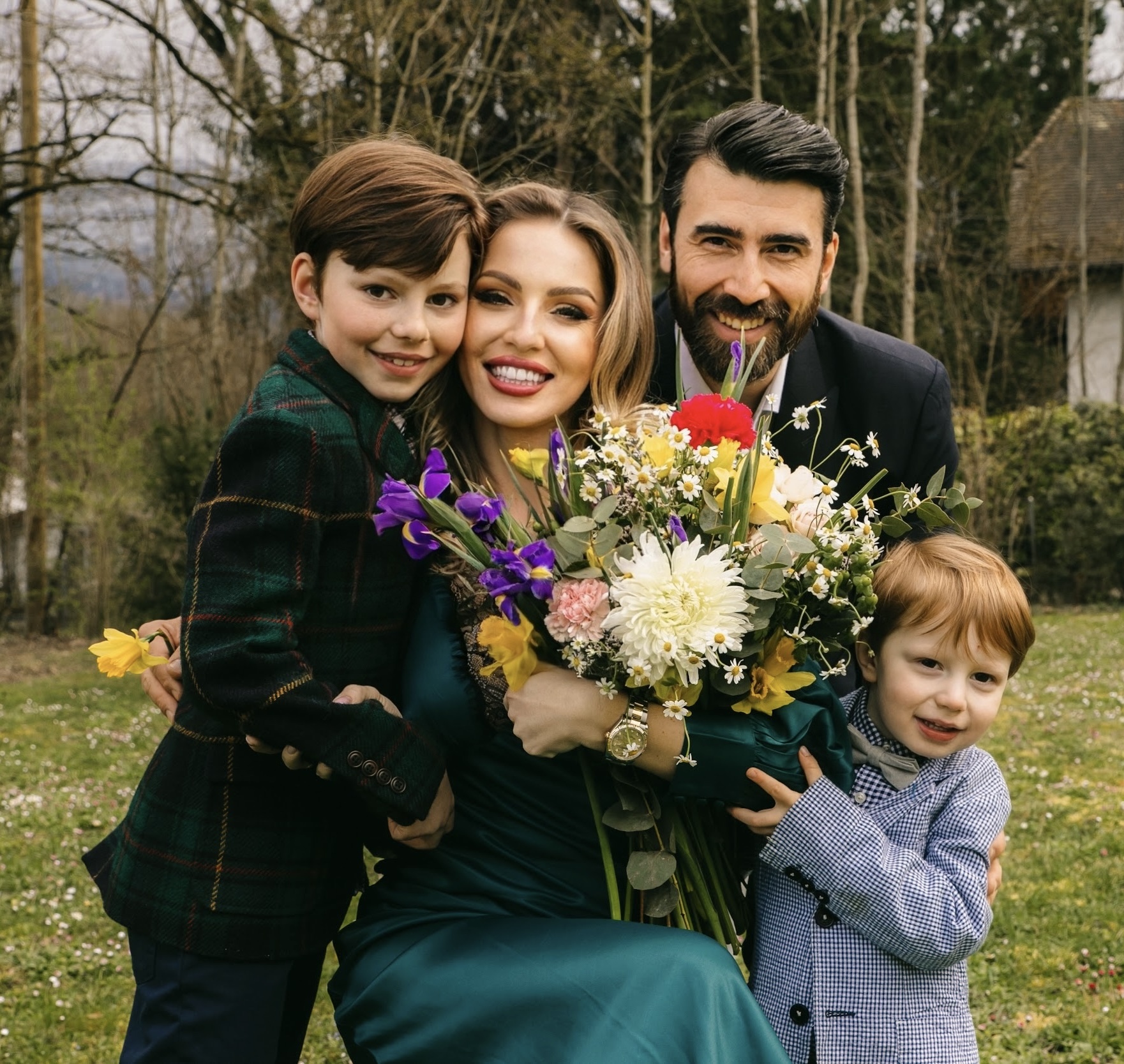 From Garden to Table: 10 Elegant Family Photoshoot Ideas You’ll Want to Copy in 2026. Bella Zofia's family album. 16 From Garden to Table: 10 Elegant Family Photoshoot Ideas You’ll Want to Copy in 2026. Bella Zofia's family album.